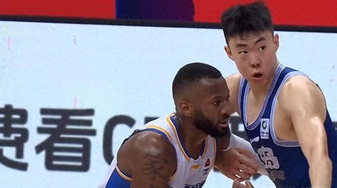 CBA前四卡位形势大乱，北京客场击败青岛，稳稳拿下关键胜利