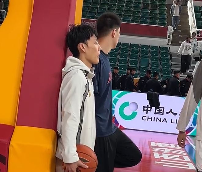 输山西赛前谁注意徐杰？没参加热身，倚靠篮架仰头极度虚弱！