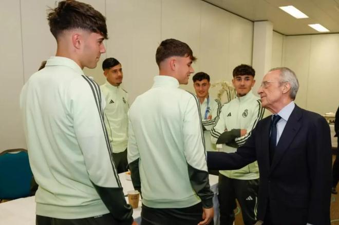 老佛爷观看欧青联决赛，赛前和皇马青年队球员进行交流