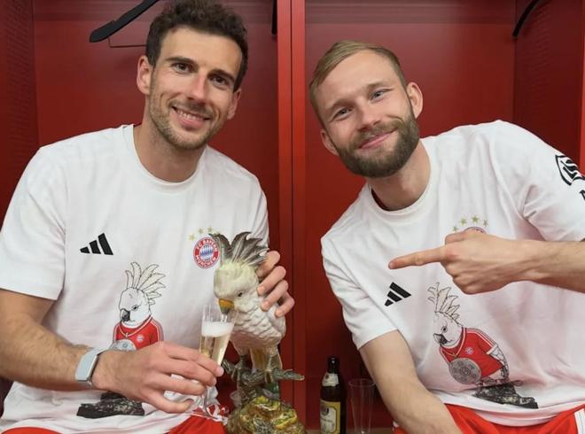 给陶瓷鹦鹉吉祥物喝香槟，格雷茨卡：我们的小家伙又渴了