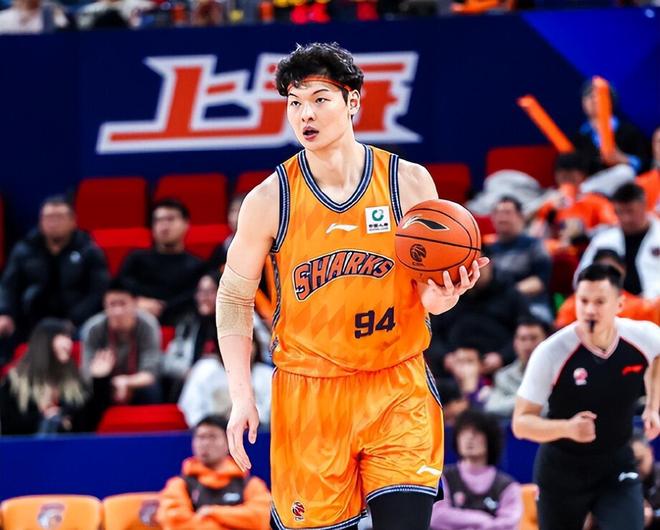 豪取22连胜稳居联盟第一！上海双外缺席34分狂胜辽宁 弗格32+7