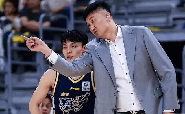 这都能输？广东爆冷输球无缘前4，杜锋给许利民送大礼，真会玩啊