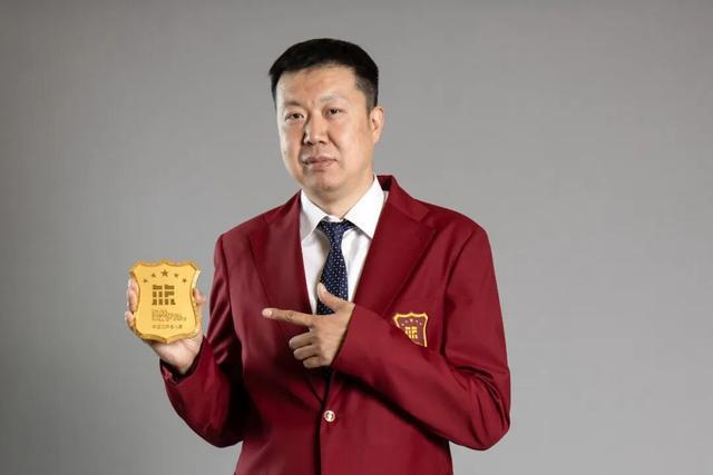 国际篮联名人堂入选仪式今日举行，中国男篮传奇球星王治郅入选，系首位登陆NBA的中国球员，四夺亚锦赛冠军，参加四届奥运