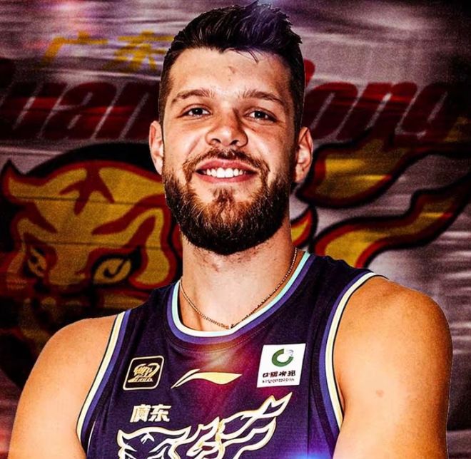 广东男篮救火外援终于就位！收官战将上演首秀，杜锋或裁掉萨姆纳