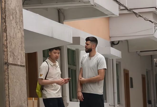 速度够快！拉科塞维奇已到广东基地，神情轻松，可出战收官战！