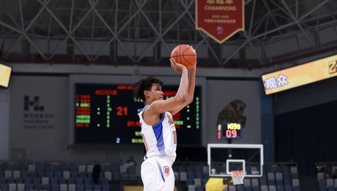 短暂兑现天赋！新疆混血后卫轰15分封锁郭昊文 创赛季最佳一战