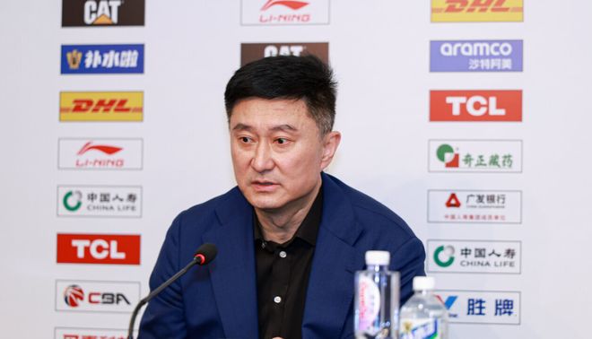 继续执教广东！跟队记者曝杜锋身体无碍：忽上吐下泻才到医院急诊