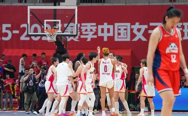 抢5定冠军！女篮霸主危险了，山东双子星哑火，篮协主席白跑一趟