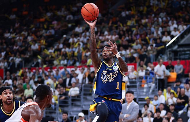 广东男篮官宣：得分王萨姆纳因伤赛季报销 拉科塞维奇完成注册