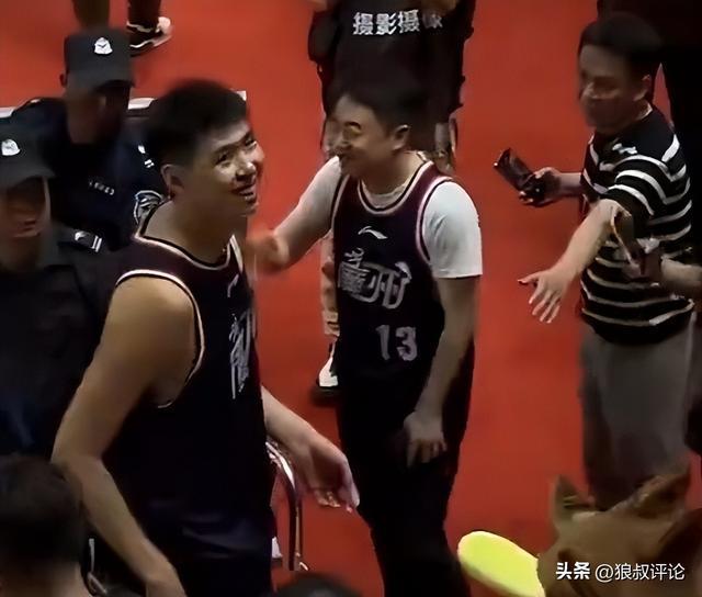 季后赛首轮对广东！徐昕微笑回应广州现场球迷高呼“X杜锋”