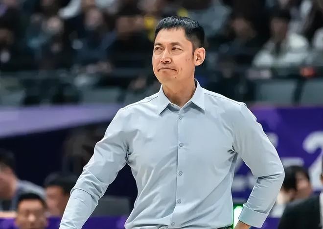 北控无缘季后赛！张庆鹏充满遗憾，直指球员问题，并亲承自己总结