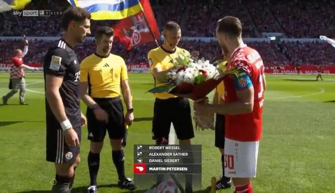 冠军礼物，美因茨开场前给拜仁送了鲜花和香槟