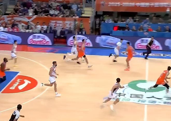 胡明轩剩7秒扔后场三分遭反噬，广东7天苦吞3连败，首遭福建双杀