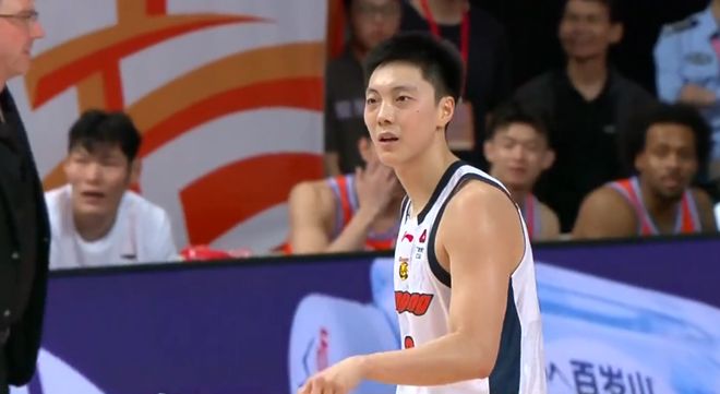 看了胡明轩不压表瞎扔三分的骚操作，才发现，陈家政为啥打不出来