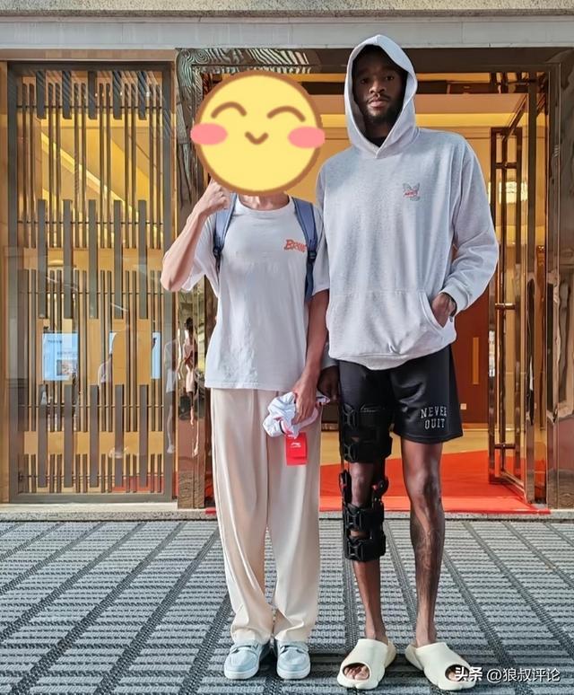 有伤在身！球迷偶遇广东外援萨姆纳 腿部佩戴护具 仍住宏远酒店
