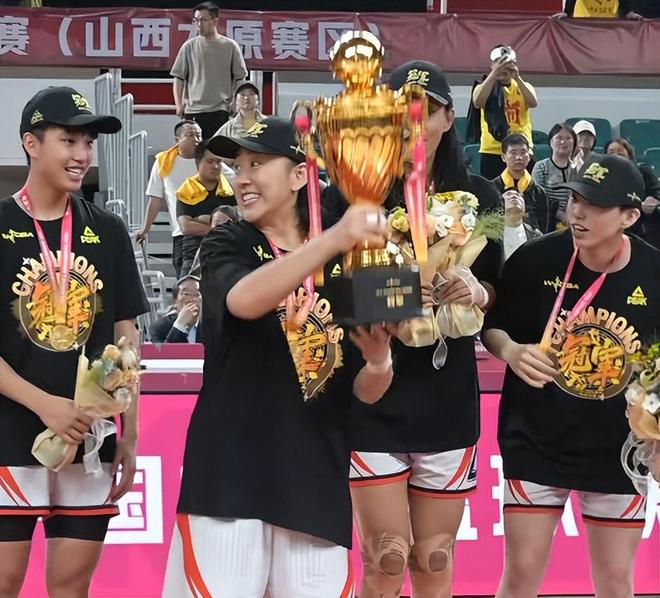 四川女篮4年3冠！男篮却42连败成CBA耻辱，川迷自嘲：都是第一