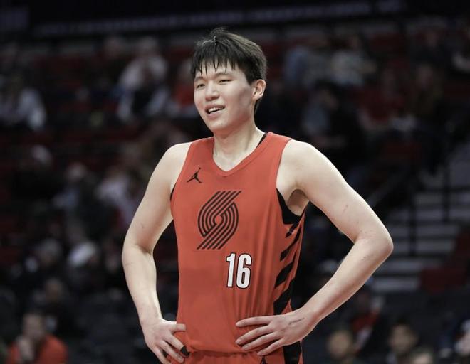 心系老东家！杨瀚森助威青岛季后赛：祝兄弟们放平心态、一路高歌