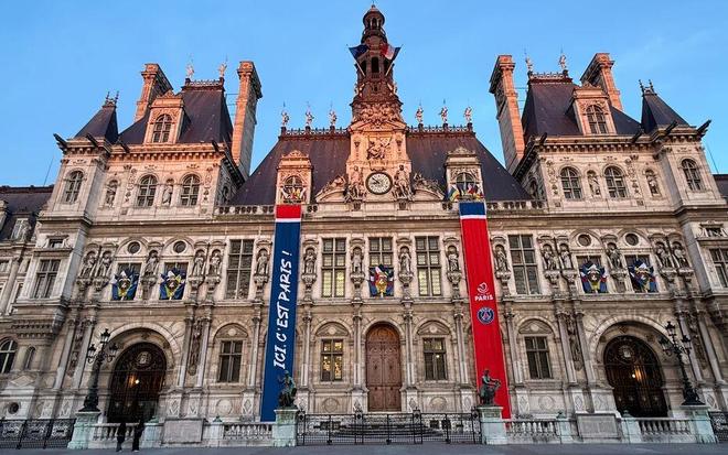 迎来欧冠半决赛，巴黎市政厅挂起巴黎圣日耳曼主色调的条幅