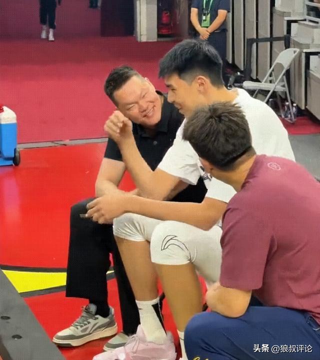 在聊啥？朱芳雨和徐昕赛前激情“热聊” 去年只租借不交易太明智