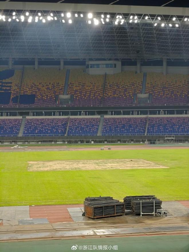 变菜地了，网传图片显示浙江队主场黄龙体育场中出现“大坑”