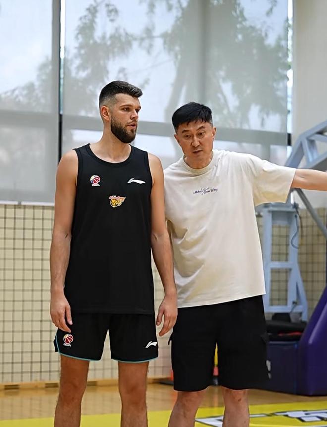 宏远官方晒训练动态！杜锋表情严肃，麦考尔归队，胡明轩三分很准