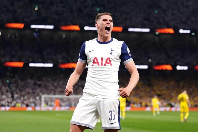 电讯报：曼联已对左脚中卫目标做背调，包含2名英超球员；记者：欧冠赛事对曼联而言价值约1亿英镑