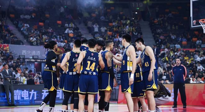 广东男篮今日早报！广东主场球迷不买账，萨林杰深夜发言，麦考尔回归备战