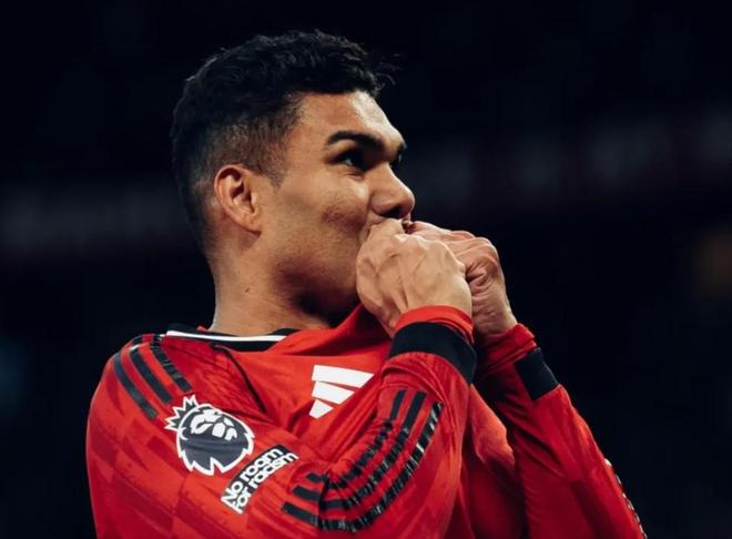 罗马诺盛赞卡塞米罗：手握20余座冠军的传奇，90分钟每球必争