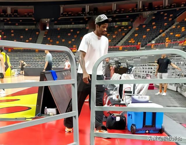 萨姆纳现身宏远球馆！广东备战季后赛首秀 新外援领衔4内线抢镜