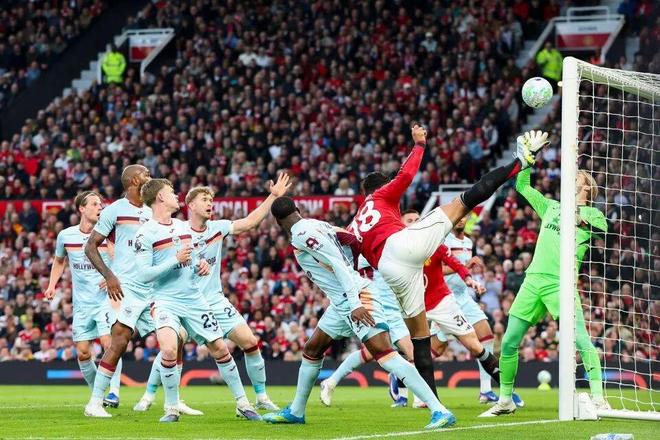 B费助攻曼联2-1重返欧冠成定局！卡里克效仿穆帅，解释三中卫原因