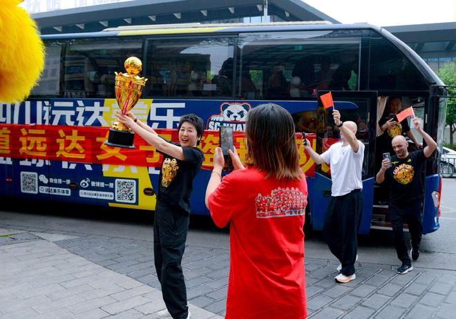 女篮三冠豪门凯旋曝光！人山人海舞狮庆祝，2米03王牌视频连线