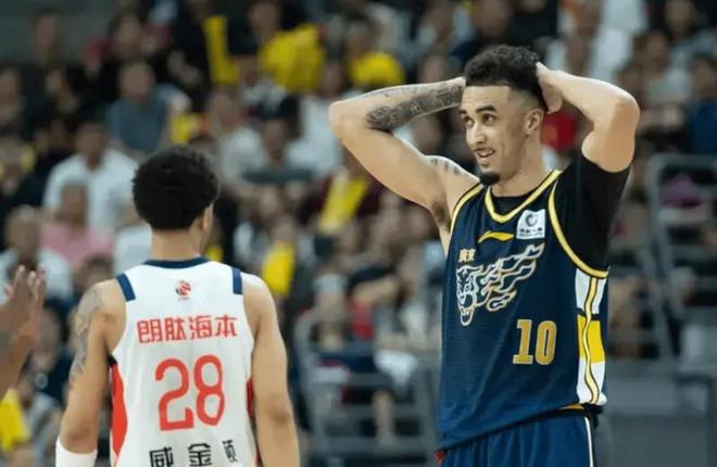 广东76-93广州遭4坏消息！外援+胡明轩状态低迷，崔永熙被用废！