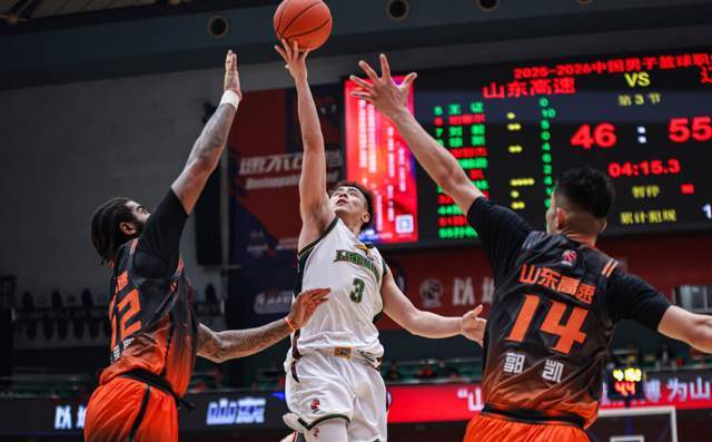 CBA又一伪强队诞生！季后赛关键战遭辽宁吊打，4外援也被打回原形