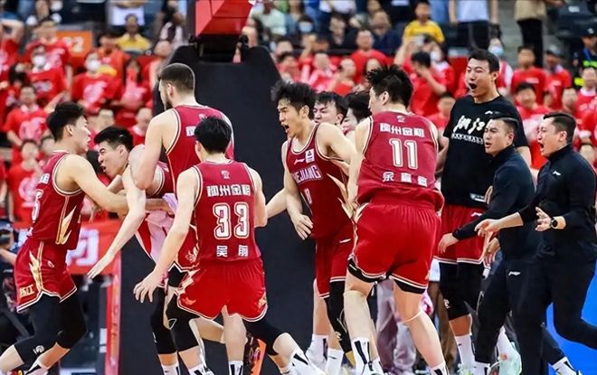 煮熟的鸭子飞了！广东17分惨败广州，杜锋3大败笔将自己逼入绝境