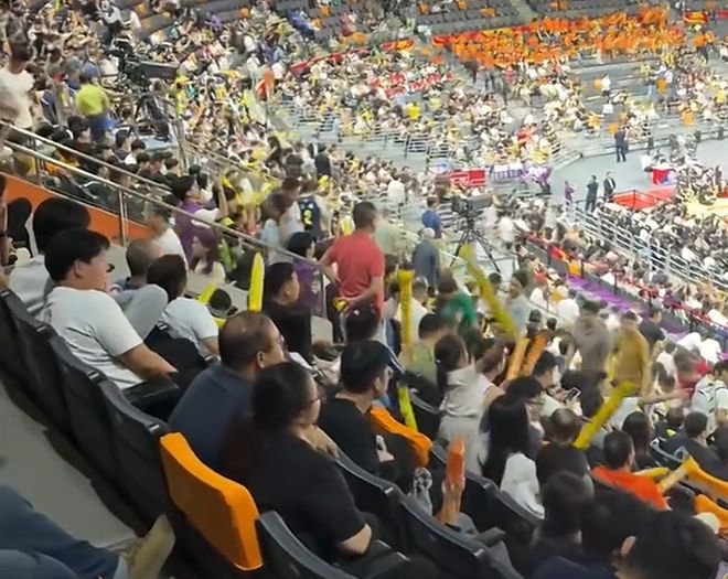 广东丢G1球迷失望了！喊下课+提前退场，部分球迷还转投广州
