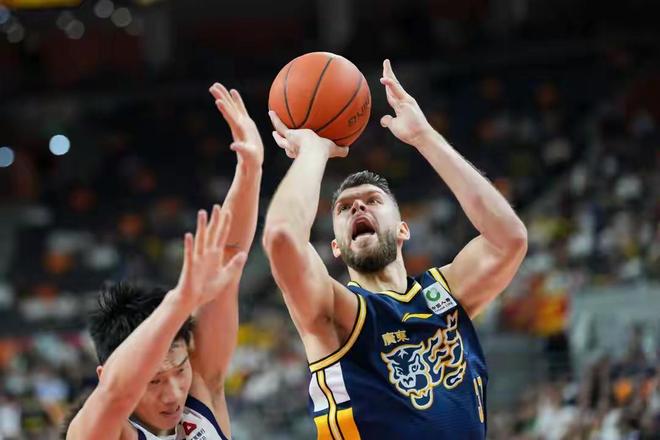 CBA季后赛12进8首回合 广东东阳光76-93不敌广州朗肽海本