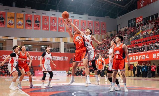 四川女篮卫冕WCBA总冠军！一个小县城，如何“接住”三冠王？ | 城市经济学