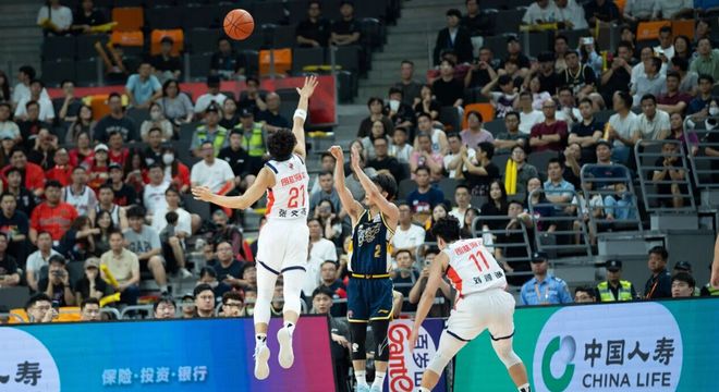 广东男篮今日早报！杜锋指导不满球队表现直接返回更衣室，徐杰倾尽所有，赛后朱总找徐昕谈话意味深长