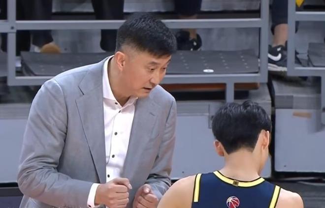 广东队主场惨败，胡明轩和4外援集体迷失，徐昕13+11打脸杜锋