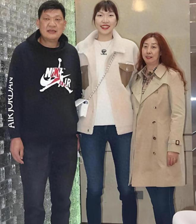 男篮名宿韩发顺：退役当教练，女儿2米11，也成为女篮领袖