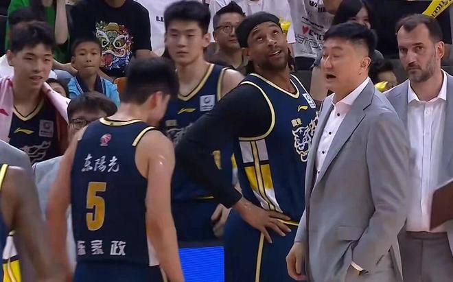 广东男篮63-79不敌广州，球员评分出炉：杜锋2.6胡明轩2.5