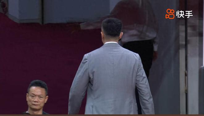 破案了！杜锋为何赛后赶紧跑回更衣室原因找到，球迷点评一针见血