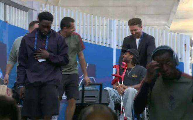 埃贝尔：格纳布里随队是个美丽象征，他是被千斤顶抬上飞机的