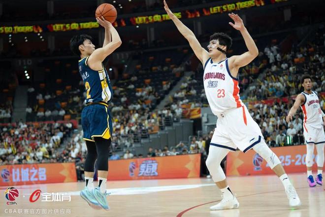 进攻乏力，华南虎季后赛首战告负