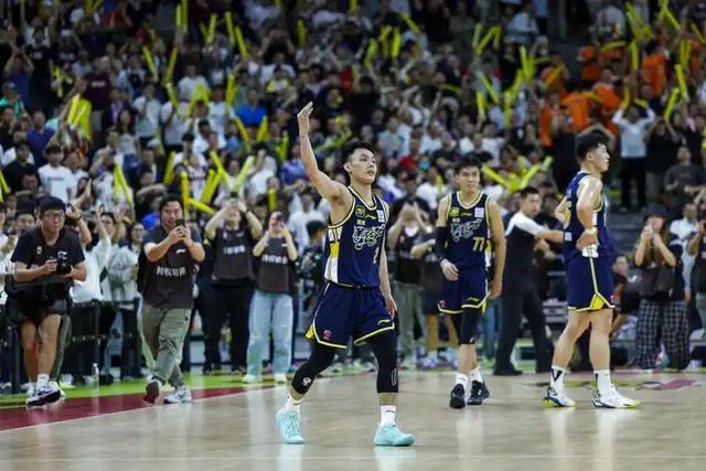 山东20投仅4中三分！辽宁客场夺赛点，季后赛强度拉满