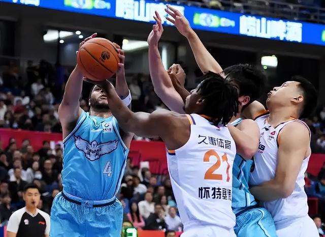 杜锋遭球迷抵制，广东主场票六折，山东球迷为何集体不满？