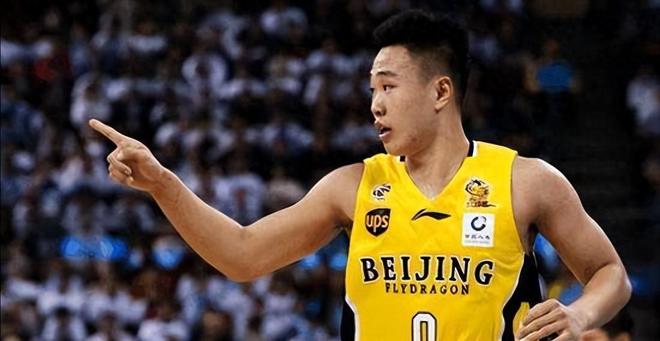 贺希宁哭了！蛰伏五年重返国家队，两记三分拯救中国男篮