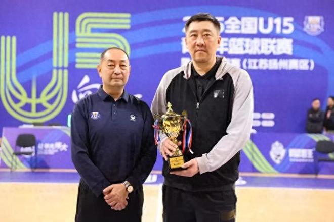 生涯17年，他只为上海男篮效力，如今扎根上海青训，一家人很低调