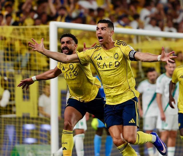 C罗笑了！霸气回击球迷：你们有2座亚冠？我5座欧冠在手