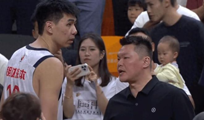 杜锋爆冷揪出4问题，放弃2人不应该，再不重用3人难夺冠